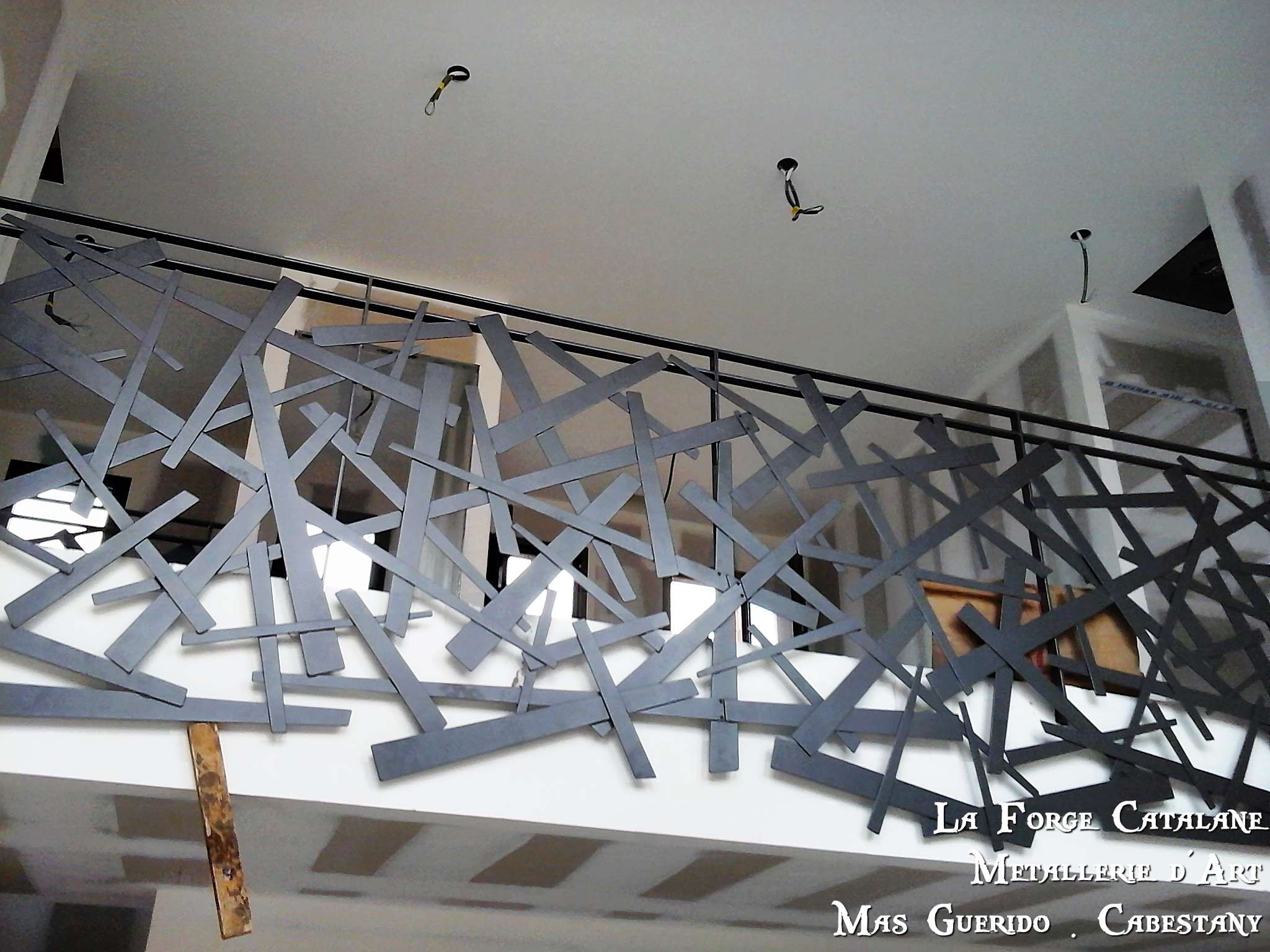 garde corps lames tole entrecroisees surepaisseur finition thermolaquage forge catalane 2.jpg